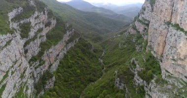 Vurgulu derin gorge, uçurum