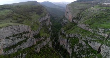 Vurgulu derin gorge, uçurum