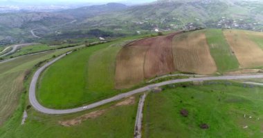 Dağ yolu, beyaz araba, üst manzara, ülke