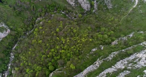 Cruzando Desfiladeiro Profundo Montanha Abismo — Vídeo de Stock