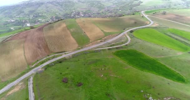 Carretera Montaña Coche Blanco Vistas Superiores Campo — Vídeos de Stock