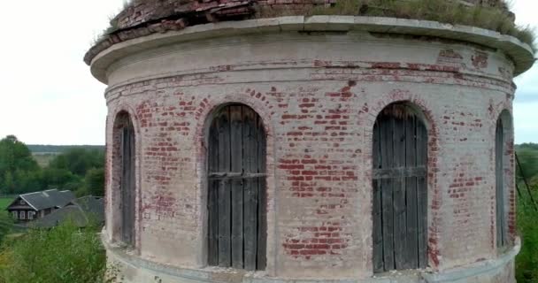 église ortodoxe en ruines, village tolmachi, ruines, orthodoxe, église, gros plan, tir de couverture, poursuite, vol, entrée, vue de dessus, tir de dévoilement, survol, distance, plateau horizontal, tir à la grue, panorama circulaire, caméra de poursuite, vidéo aérienne, 