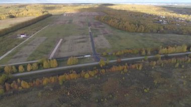 Alan, sonbahar renklendirici, hava kapağı çekimi, rota gir, uç, uç, uç, uç, üst görüş, açıl çekim, vinç çekimi, uzak mesafe, dikey tava, üst uçuş, hava videosu, yol, doğa, tarıma elverişli, arazi, pürüzsüz rahatlama, alan, kırsal alan