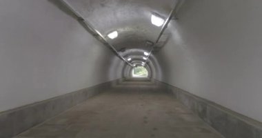 Tünel çıkışı, takip edin, uçun, uçun, uçun, sübjektif kamera, örtülü çekim, vinç çekimi, hava görüntüsü, şehir, şehir