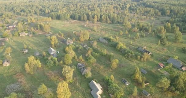 死んだ村Voskresenskoe 荒廃した家 空中草 美しい 素晴らしい ビデオ 滑らかな救済 フィールド 日当たりの良い カバーショット — ストック動画