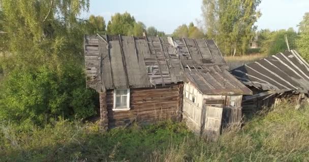 死んだ村Voskresenskoe 荒廃した家 空中草 美しい 素晴らしい ビデオ 滑らかな救済 フィールド 日当たりの良い カバーショット — ストック動画