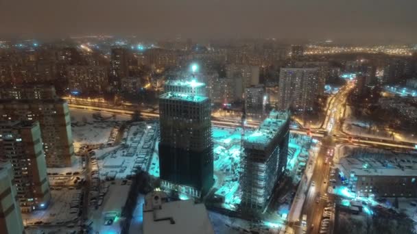 夜冬のモスクワ 睡眠エリア タワークレーン カバーショット トラックアウト 上のビュー 発表ショット 円形のパノラマ 遠くの距離 垂直パン — ストック動画