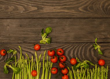 Ahşap arka planda taze sebzelerle hayat.