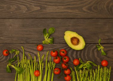 Ahşap arka planda taze sebzelerle hayat.