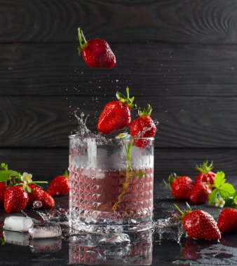 Taze çilek kokteyli, olgun çilek ve buz. Çilekli kokteyl..