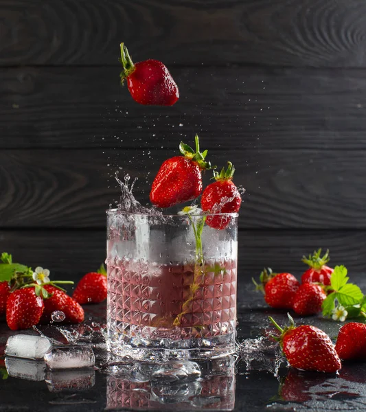 Cocktail di fragole fresche con fragole mature e cubetti di ghiaccio. . — Foto Stock