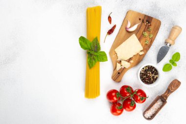 Mükemmel makarna için malzemeler: çiğ spagetti, taze domates, kurutulmuş kekik, parmesan peyniri, taze fesleğen yaprağı, sarımsak, pembe deniz tuzu, kurutulmuş biber..
