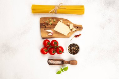 Mükemmel makarna için malzemeler: çiğ spagetti, taze domates, kurutulmuş kekik, parmesan peyniri, taze fesleğen yaprağı, sarımsak, pembe deniz tuzu, kurutulmuş biber..
