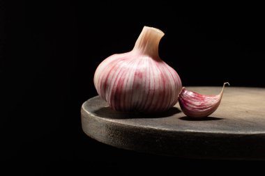 Tahta masadaki taze sarımsağı siyah arka planda kapat. Anti-virüs organik gıdalar..