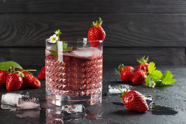 Cocktail di fragole fresche con fragole mature e cubetti di ghiaccio.Limonata di fragola.Close up. — Foto Stock