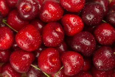 Su damlacıklarıyla taze olgun kirazların yakın plan çekimi..