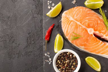 Taze biberiyeli çiğ somon bifteği, fesleğen, baharat, deniz tuzu, kireç, taş tabakta kırmızı biber..