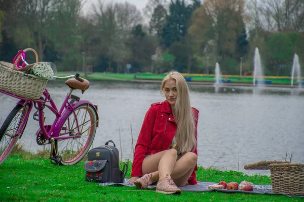 自転車で花を持つ少女 — ストック写真