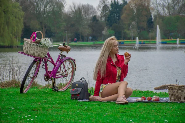 自転車で花を持つ少女 — ストック写真