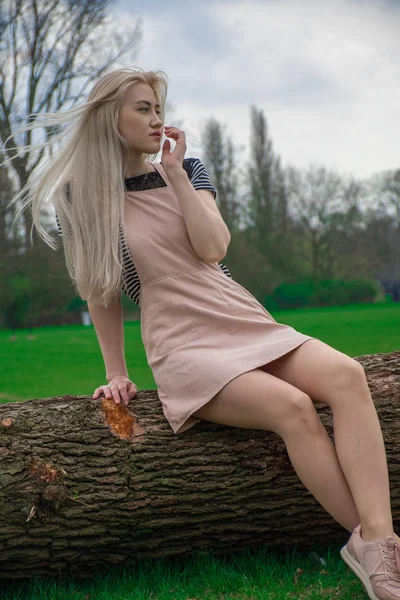 Blonde Fille Dans Parc — Photo