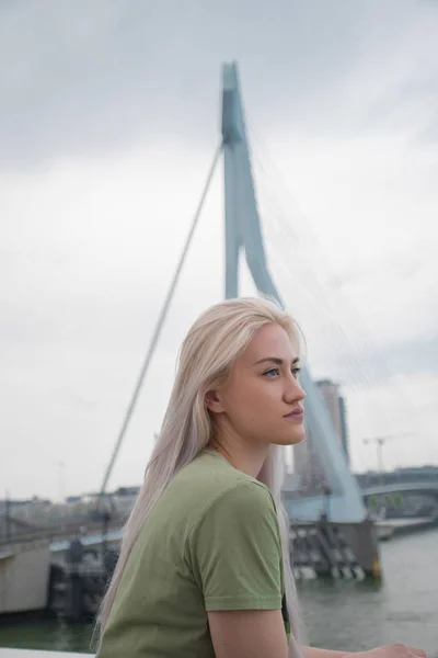Blondes Mädchen Rotterdam Auf Der Brücke — Stockfoto
