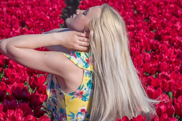 Blondes Mädchen Den Feldern Der Tulpen Lisse — Stockfoto