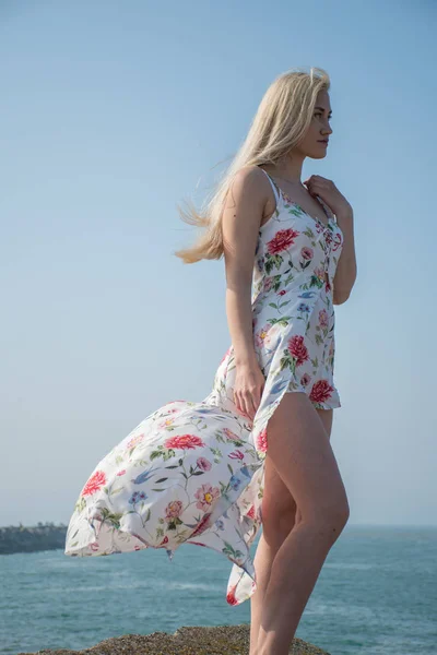 Blonde Κορίτσι Στο Φόρεμα Παραλίας Και Τον Άνεμο — Φωτογραφία Αρχείου