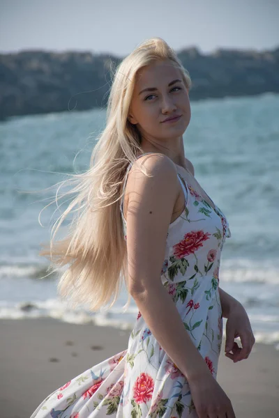 Blondes Mädchen Strandkleid Und Wind — Stockfoto