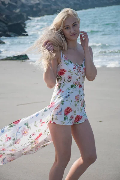 Блондинка Пляжній Сукні Вітру — стокове фото