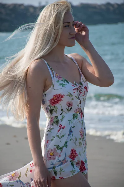 Blondes Mädchen Strandkleid Und Wind — Stockfoto