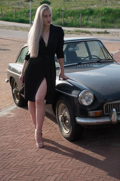 Blondes Mädchen Und Altes Schwarzes Auto — Stockfoto