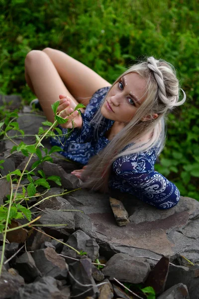 Blond Meisje Natuur — Stockfoto