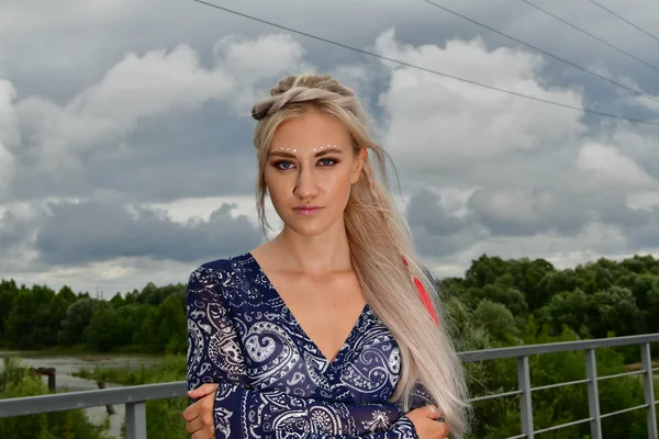 Blond Meisje Natuur — Stockfoto