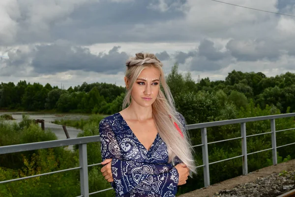 Blond Flicka Naturen — Stockfoto