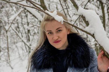 Kış ormanda sarışın