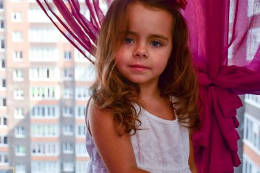 Saçında çiçek küçük gülümsüyor kız 