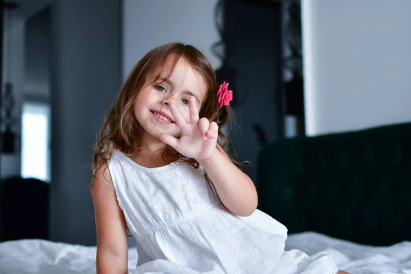 Niña Sonriente Con Una Flor Pelo —  Fotos de Stock