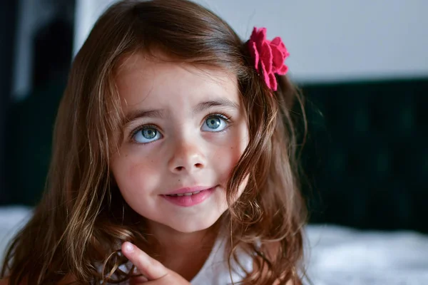 Niña Sonriente Con Una Flor Pelo —  Fotos de Stock