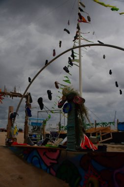 Cadılar Bayramı kasvetli kumsalda