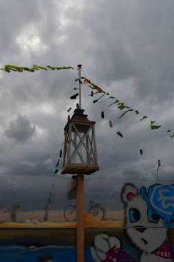 Cadılar Bayramı kasvetli kumsalda