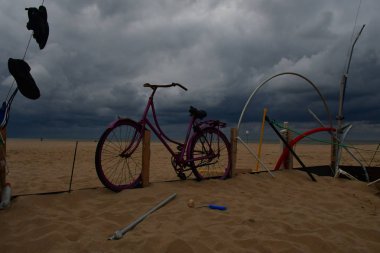 Cadılar Bayramı kasvetli kumsalda