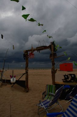 Cadılar Bayramı kasvetli kumsalda