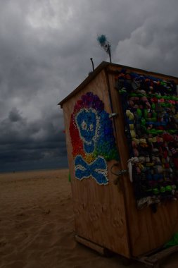 Cadılar Bayramı kasvetli kumsalda