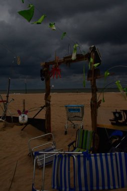 Cadılar Bayramı kasvetli kumsalda