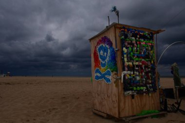 Cadılar Bayramı kasvetli kumsalda