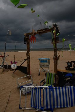 Cadılar Bayramı kasvetli kumsalda