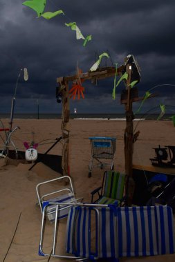 Cadılar Bayramı kasvetli kumsalda