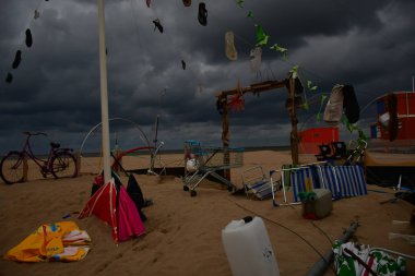 Cadılar Bayramı kasvetli kumsalda