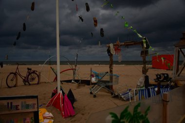 Cadılar Bayramı kasvetli kumsalda