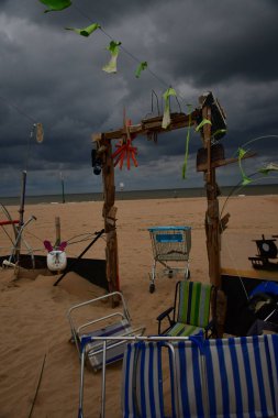 Cadılar Bayramı kasvetli kumsalda